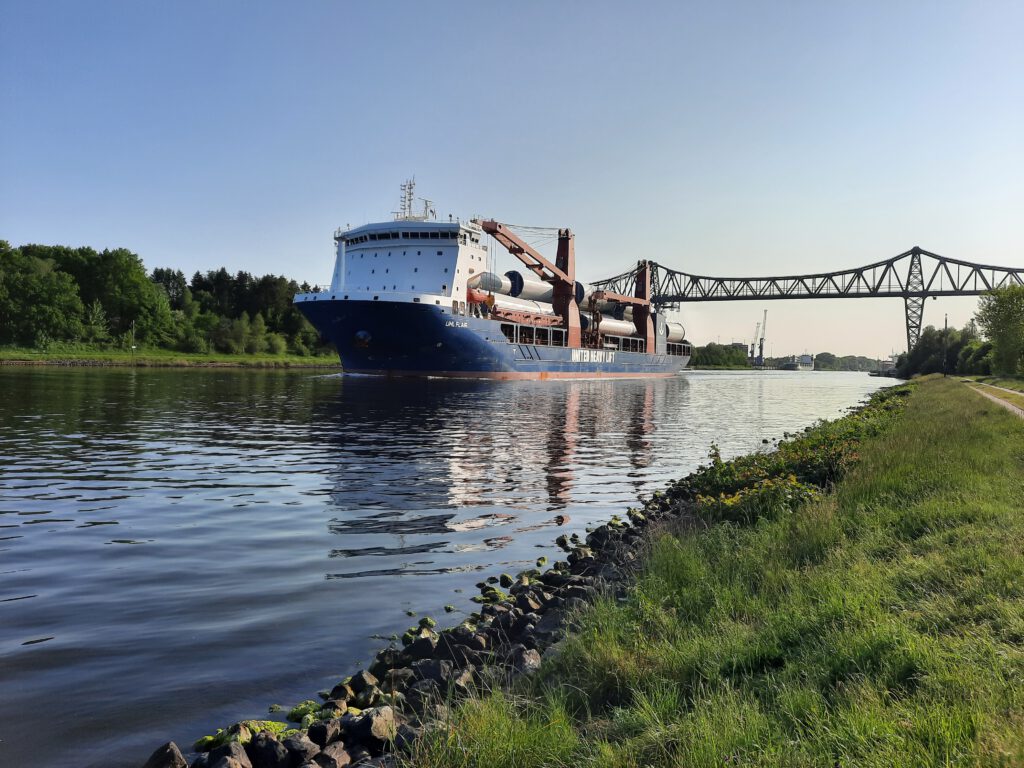 Schiff auf dem Nord-Ostsee-Kanal bei Rendsburg passiert die Eisenbahn-Hochbrücke