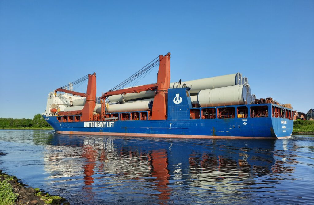 Schiff auf dem Nord-Ostsee-Kanal bei Rendsburg