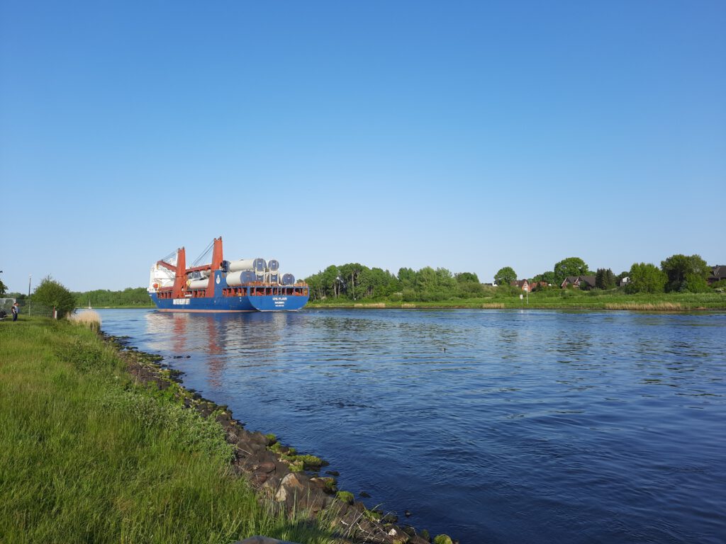 Schiff auf dem Nord-Ostsee-Kanal bei Rendsburg