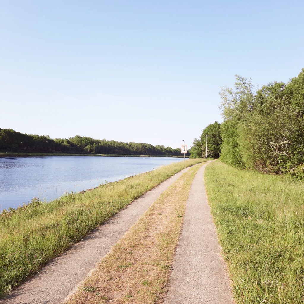 Ein Weg am Nord-Ostsee-Kanal, der sinnbildlich für den langen Weg zu einem guten Text steht!
