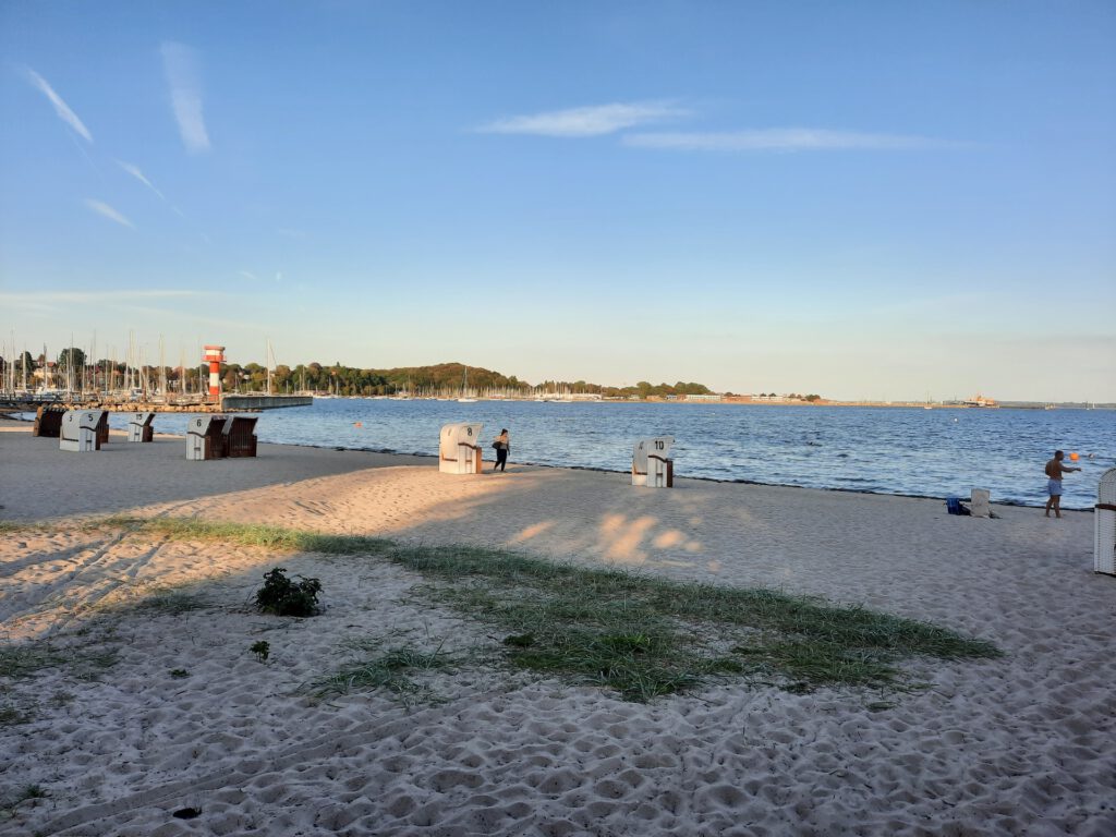 Zu sehen ist ein Abschnitt des Strandes von Eckernförde.