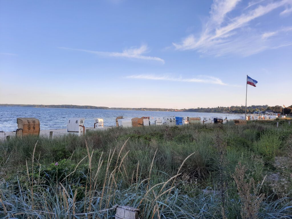 Zu sehen ist ein Abschnitt des Strandes von Eckernförde.